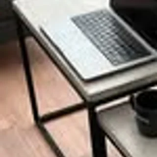 Estrutura de aço pintado de preto sustentando um tampo de concreto