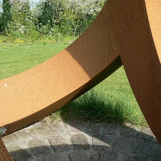 Escultura de aço corten com a cor terrosa da oxidação