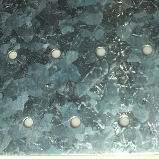 Superfície de aço galvanizado com o padrão característico do zinco