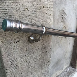 Corrimão de aço inox fixado em uma parede de concreto