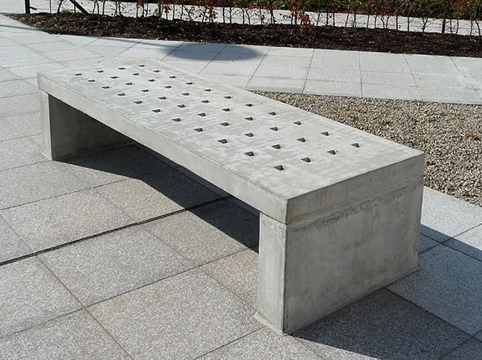Banco de concreto com tampo vazado em uma praça