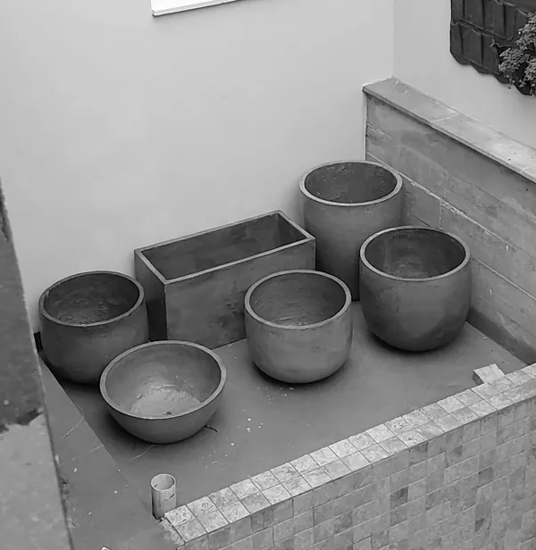 Coleção de vasos artesanais em concreto